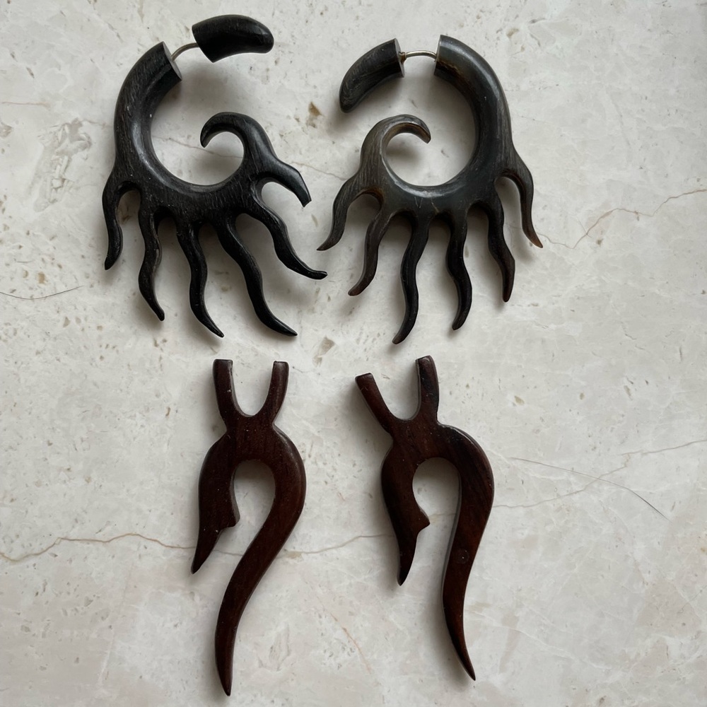 2 pairs fake wooden gauge earrings
